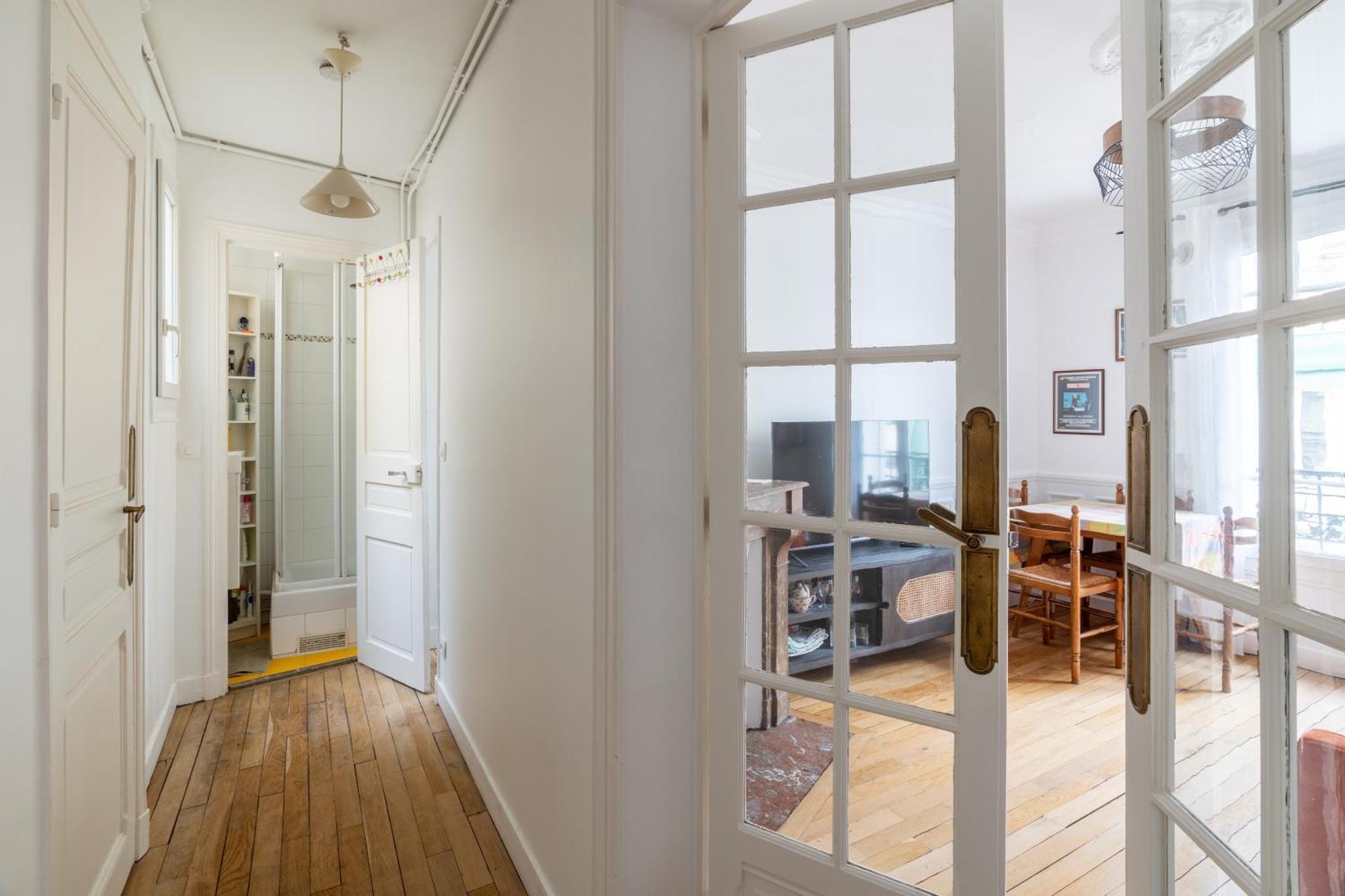 Chic 1bd With Balcony Picpus * Parijs